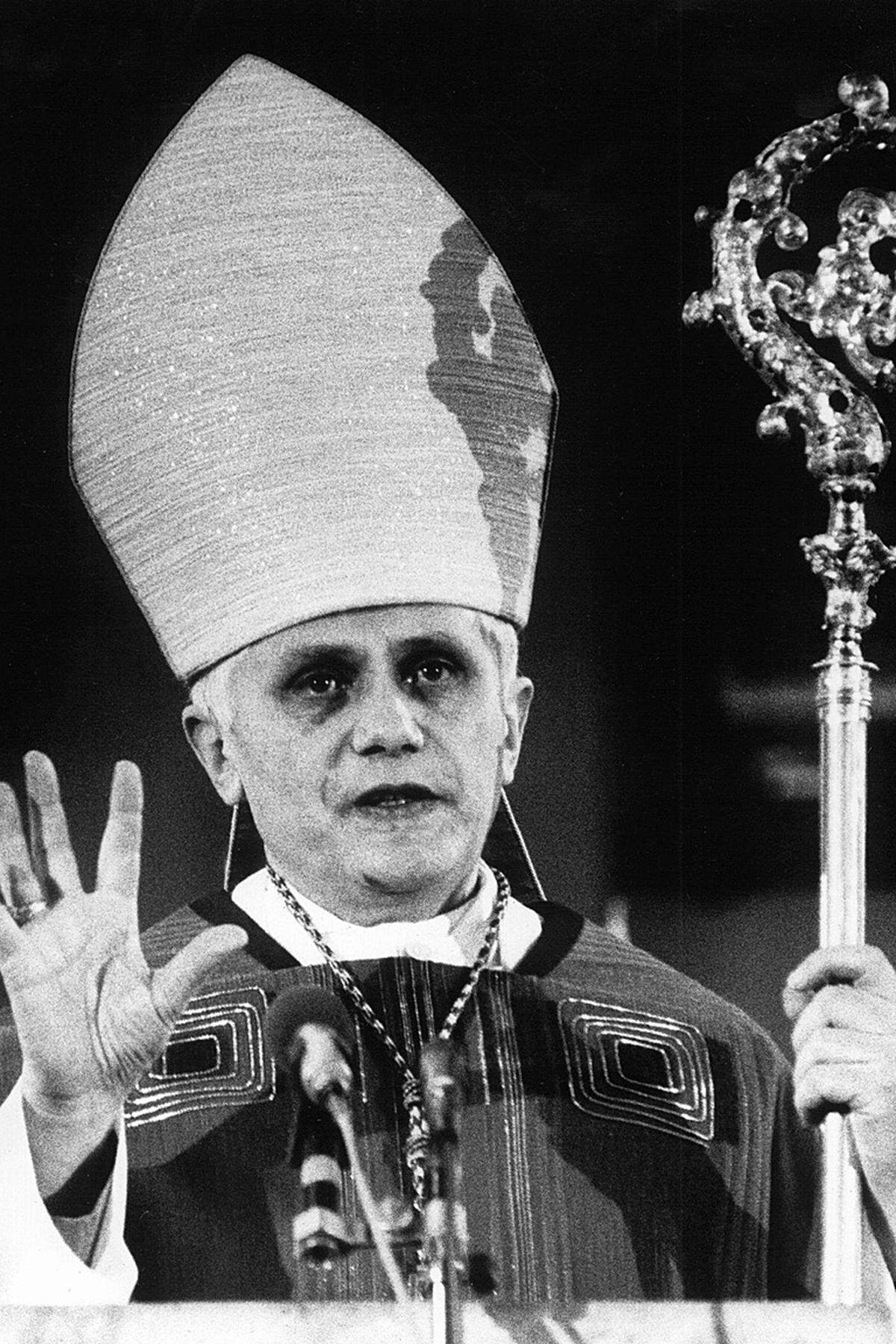 Papst Johannes Paul II. holte Ratzinger nach nur vier Jahren in der bayrischen Metropole zu sich nach Rom. "München ist wichtig", sagte der Papst - aber "die Weltkirche ist wichtiger".