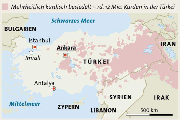 Mit etwa zwölf Millionen Menschen stellen die Kurden die größte ethnische Minderheit in der Türkei - sie machen rund 20 Prozent der Gesamtbevölkerung aus. Bereits seit dem 11. Jahrhundert leben sie im Grenzgebiet zwischen der heutigen Türkei, dem Irak und Syrien. Nach dem Ersten Weltkrieg wurde den Kurden zunächst ein Selbstbestimmungsrecht zugestanden, das allerdings durch den Vertrag von Lausanne 1923 wieder aufgehoben wurde.