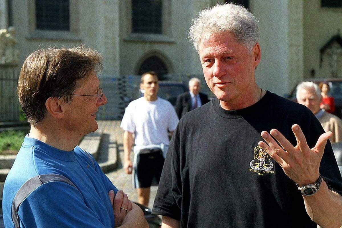 Über die schwarz-blaue Regierung war man zwar auch in den USA nicht gerade begeistert. Dies hinderte Ex-Präsident Bill Clinton freilich nicht daran, als Privatier im Mai 2001 Wien zu besuchen und mit Kanzler Wolfgang Schüssel in Schönbrunn Joggen zu gehen.