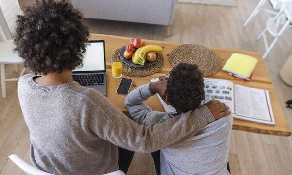 Frauen übernehmen den Großteil der Kinderbetreuung in Österreich. 