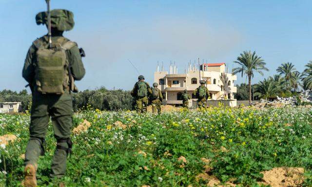 Ein israelischer Soladt im Einsatz im Gaza Streifen am 24. Jänner 2024. (Foto von der Israel Defense Force zur Verfügung gestellt für Reuters.) 