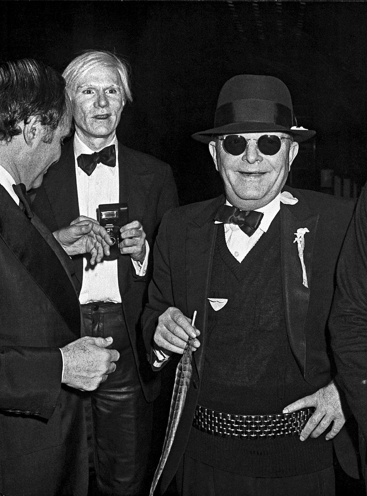 Am häufigsten ist Andy Warhol zu sehen - und zwar mit eigenen Fotos und auch als Motiv. Schließlich war der Pop-Art-Künstler selbst ein Dauergast auf New Yorker Szene-Partys.  Im Bild: Ron Galella: Lester Persky, Andy Warhol and Truman Capote, New York, December 1978. © Ron Galella, Ltd. 