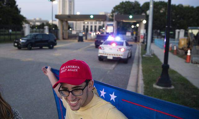 Ein Fan vor dem Spital in Maryland, in dem US-Präsident Donald Trump wegen Corona behandelt wird.