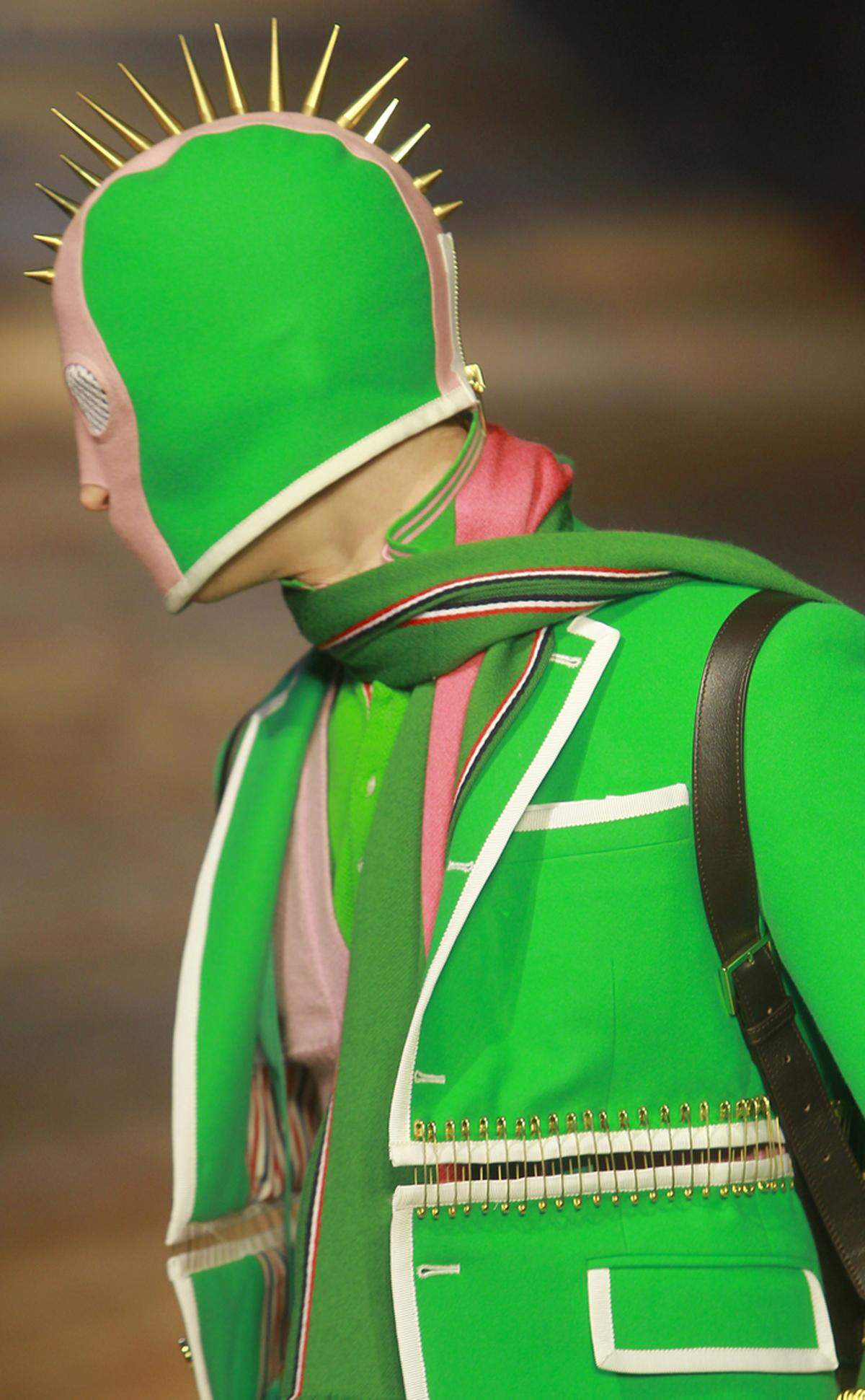 Gesichtsmasken und Nieten kontrastieren die fröhliche Farbkombination aus Grün und Rosa bei Thom Browne.