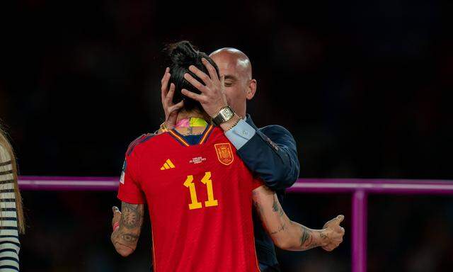Jenni Hermoso wird von Luis Rubiales bei der WM-Siegerehrung geküsst.