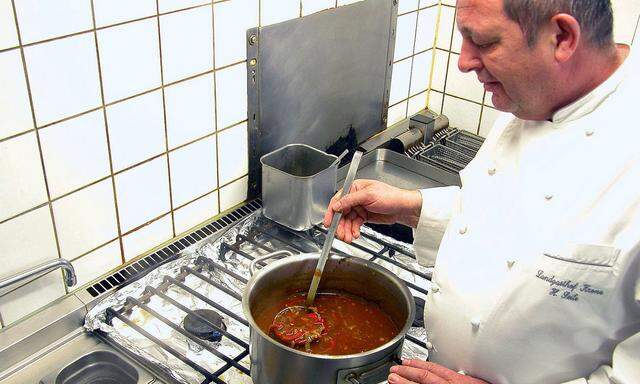 Koch macht eine Suppe