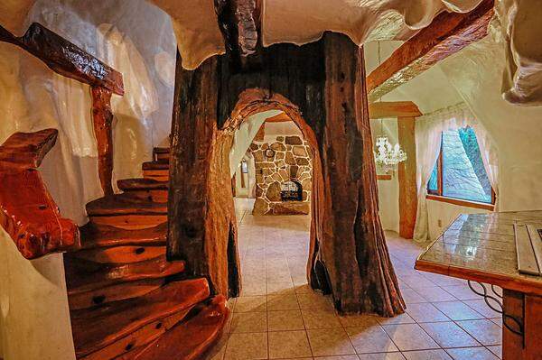 Der Kern des Hauses ist ein riesiger Baumstamm.