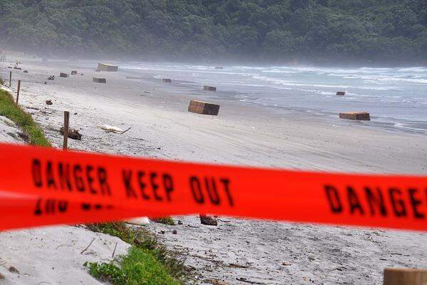 Am beliebten Touristenstrand von Tauranga sind Container, verschmutzte Vögel und Öllachen angeschwemmt worden. Plünderer räumen die Container aus.