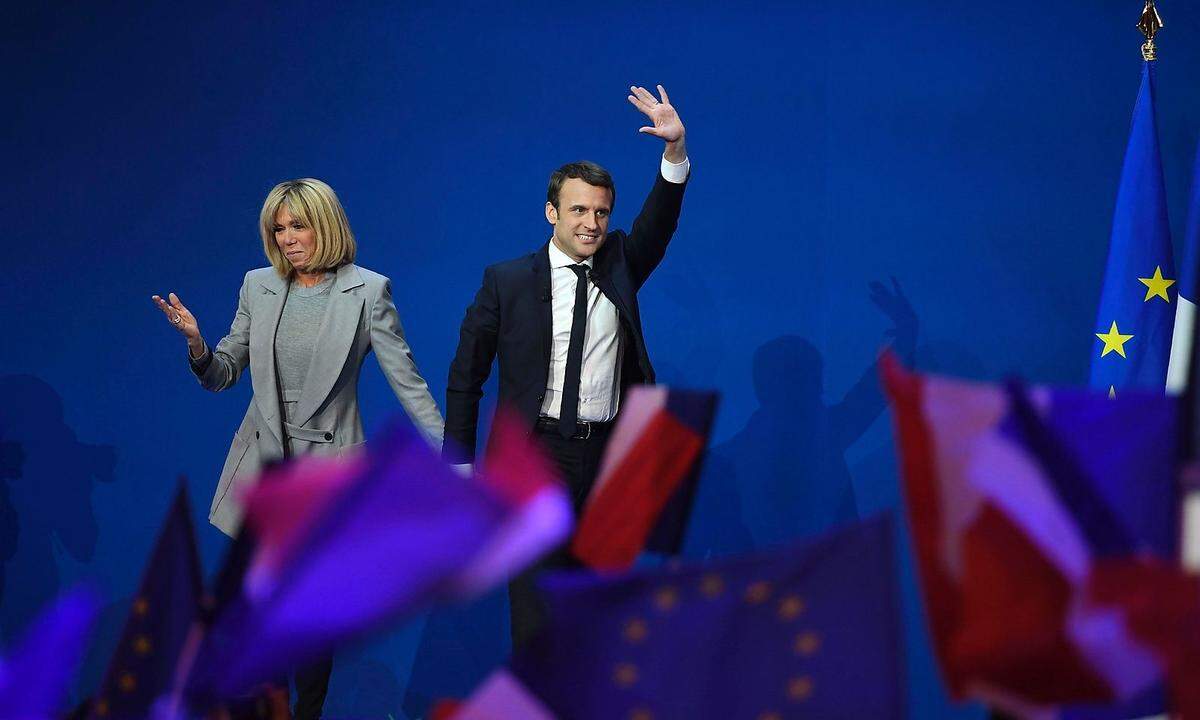 "Lasst uns Frankreich lieben", ruft Macron seinen Anhängern zu. Zudem sagte er, er habe "Respekt" gegenüber allen Bürgern, die für die Rechtspopulistin Marine Le Pen gestimmt oder sich enthalten hätten. Er werde gegen alle Dinge kämpfen, die Frankreich entzweiten.