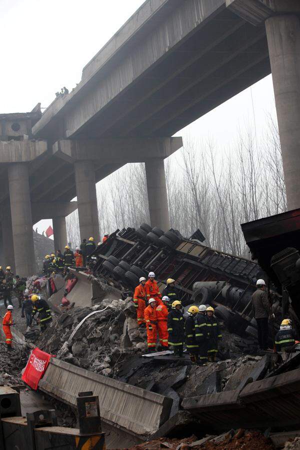 Ein Lastwagen mit explodierendem Feuerwerk hat in China eine Brücke zum Einsturz gebracht und mindestens neun Menschen in den Tod gerissen. 13 weitere Menschen wurden nach ersten Berichten verletzt, vier von ihnen schwer.
