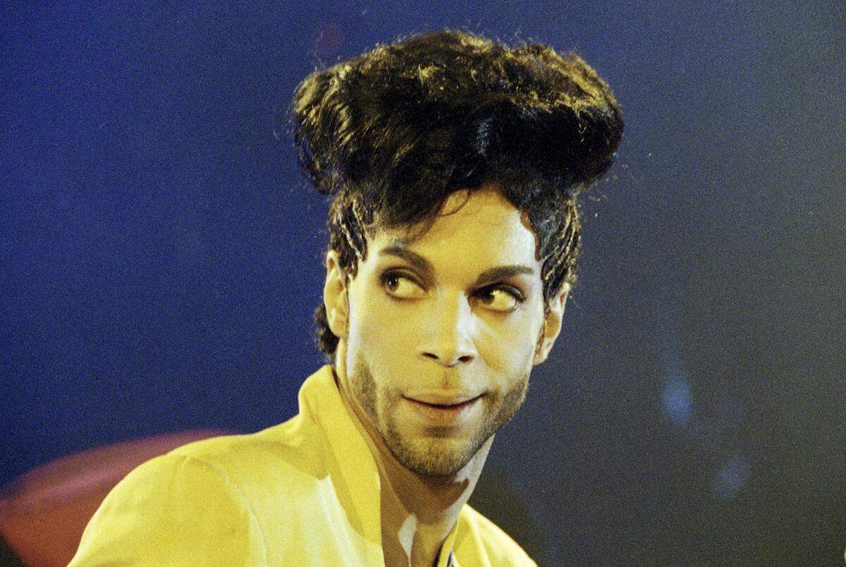 Der im April gestorbene Pop-Star Prince folgt in der Aufstellung mit 25 Millionen Dollar. Das Einkommen der toten Spitzenverdiener wird auf Basis von Gesprächen mit Marktforschern und Nachlassexperten geschätzt.