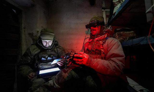 Ukrainische Soldaten manövrieren eine Drohne.