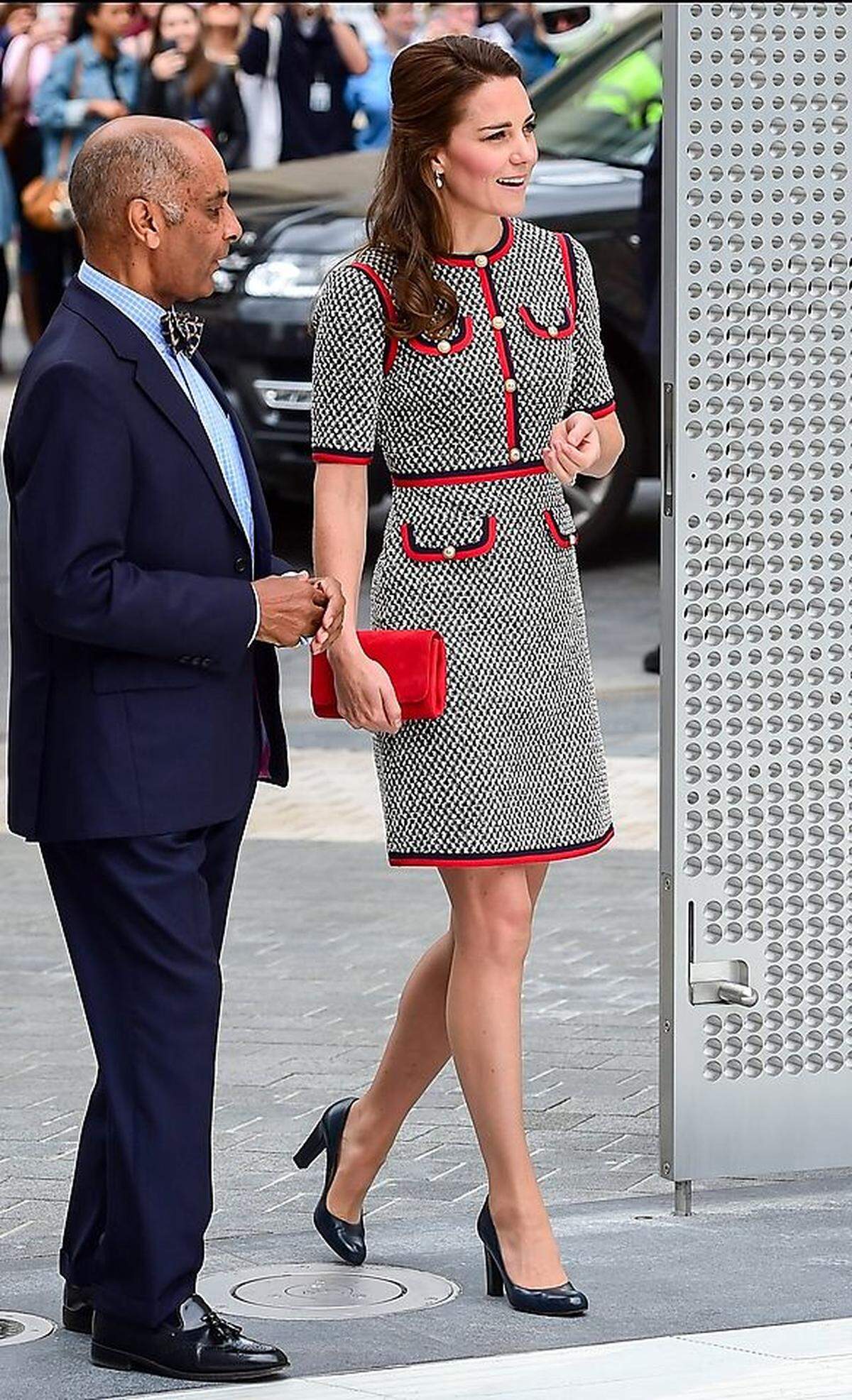 ...oder Gucci: Den etwas seltsamen ersten - und sicherlich gut gemeinten - Auftritt in einem Kleid des italienischen Modehauses vermasselte Kate aufgrund fehlender Selbstironie und/oder durch biederes Styling komplett. Im Bild: Kleid von Gucci, Schuhe von L. K. Bennett, Clutch von Emmy London, Ohrringe von Annoushka und Kiki McDonough  