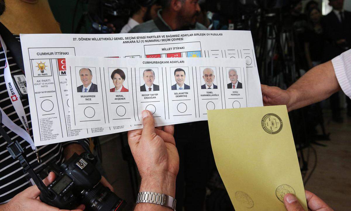 Gleich zwei Stimmzettel konnten rund 59,33 Millionen Türken am Sonntag ausfüllen - bzw. Auslandstürken in den Wochen davor: Wer soll künftig Präsident des Landes sein - in einem neuen auf den Präsidenten zugeschnitten Polit-System? Und wie sollen die Verhältnisse im Parlament aussehen.