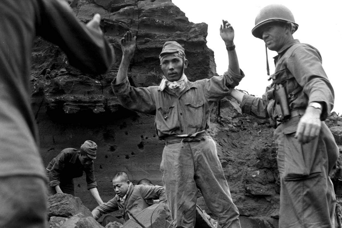 Ein seltenes Bild auf Iwo Jima: Ein gefangener japanischer Soldat.Zur Erklärung: Die Japaner haben den Befehl, sich nicht gefangennehmen zu lassen. Sie wissen also im Gegensatz zu den US-Soldaten, dass sie die Insel wohl nur mehr tot verlassen werden. Damit lässt sich auch die geringe Zahl der Überlebenden erklären (von rund 21.000 Japanern haben vermutlich gerade einmal ein paar Hundert die Schlacht überlebt).