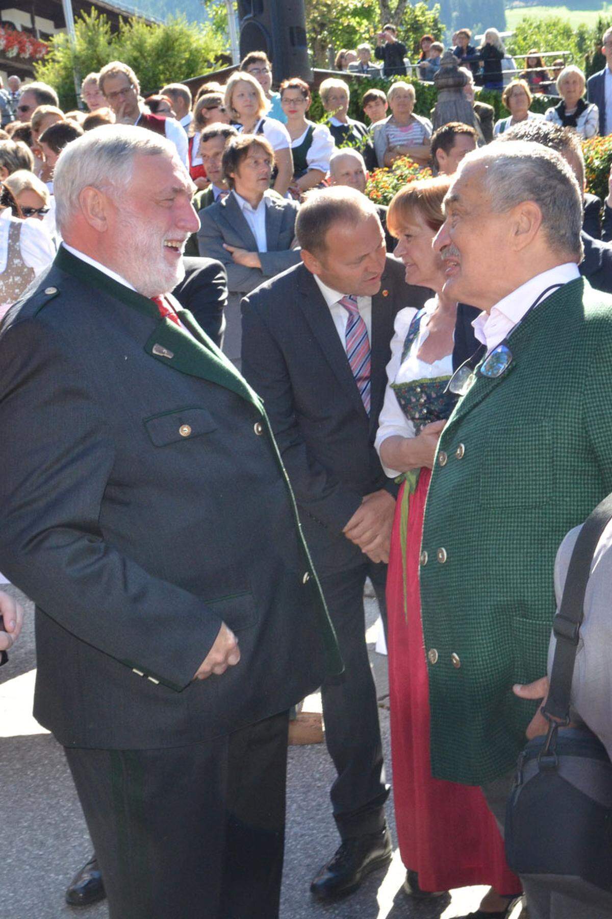 Auch der Präsident des Europäischen Forums Alpbach, Franz Fischler, und Tschechiens früherer Außenminister Karel Schwarzenberg, mischen sich unter die Festgäste, um das Forum offiziell zu eröffnen.