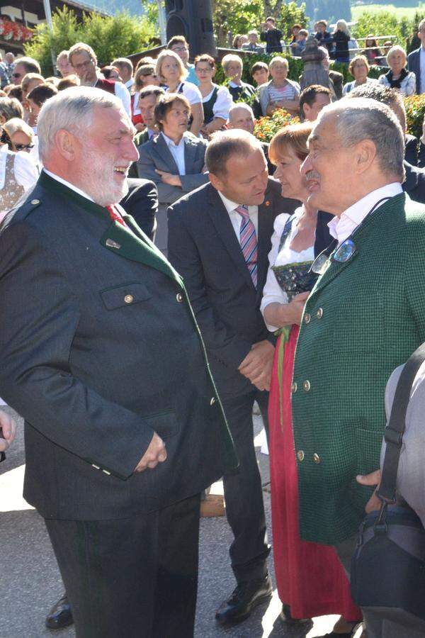 Auch der Präsident des Europäischen Forums Alpbach, Franz Fischler, und Tschechiens früherer Außenminister Karel Schwarzenberg, mischen sich unter die Festgäste, um das Forum offiziell zu eröffnen.