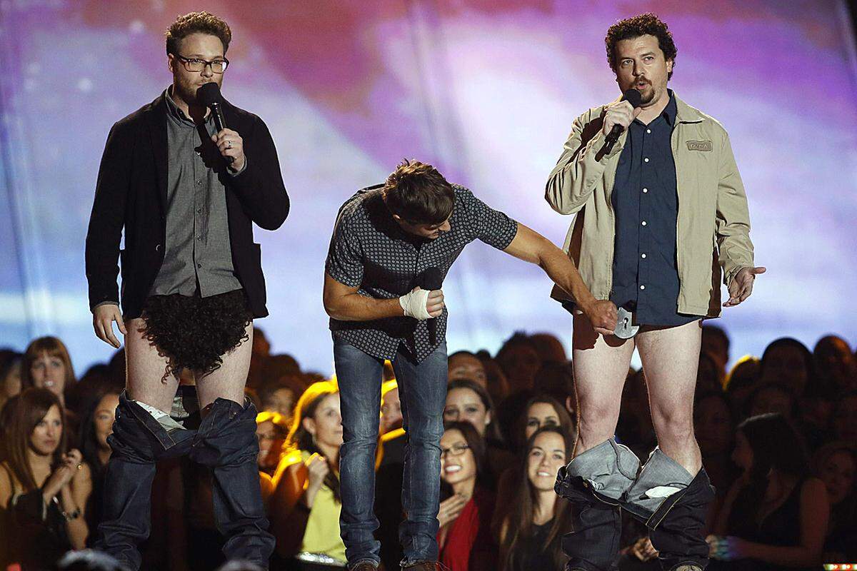 Die Schauspieler Seth Rogen und Danny McBride ließen beide die Hosen runter, um ihre Vorzüge zu zeigen. Strategisch bedeckt, mit Haartoupet und Keuschheitsgürtel.