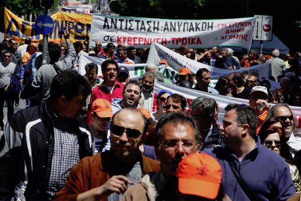 In Griechenland protestierten Arbeitnehmer am Mittwoch mit einem 24-stündigen Generalstreik gegen ein neues Sparprogramm der Regierung, das bis 2015 Einsparungen von 23 Milliarden Euro vorsieht.