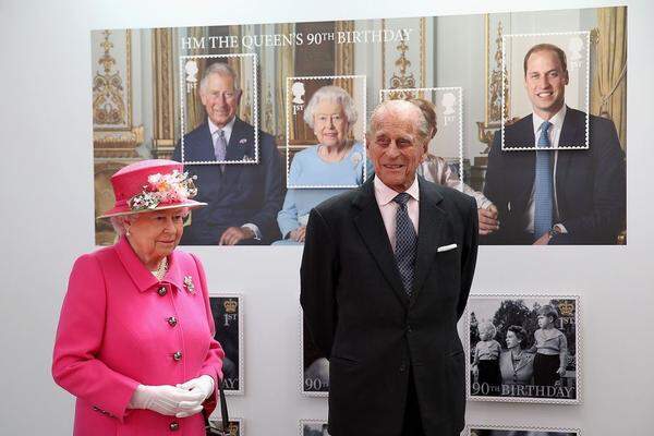 Inzwischen haben die Monarchin und ihr 94-jähriger Mann Prinz Philip schon viele Aufgaben an die folgenden Generationen übertragen. Ans Aufhören aber denkt Elizabeth II. offenbar nicht, der inzwischen 67-jährige Charles wird sich vorerst weiter mit der Rolle des Thronfolgers begnügen müssen.