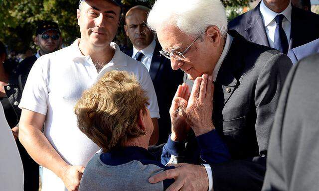 Der italienische Präsident Mattarella tröstet eine Frau in der vom Erdbeben zerstörten Stadt Amatrice.