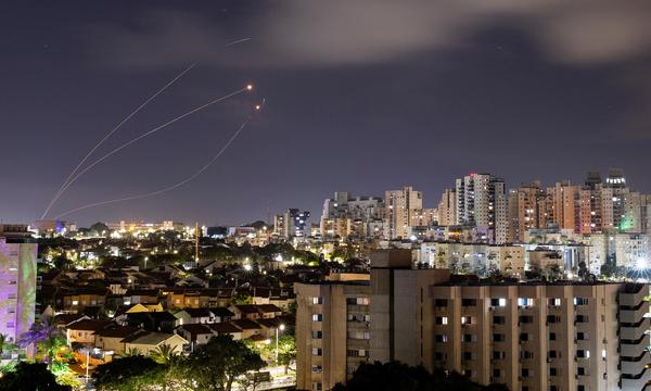 Im israelischen Fernsehen wird davor gewarnt, dass die Hamas auch wieder Tel Aviv mit Raketen ins Visier nehmen könnte. 