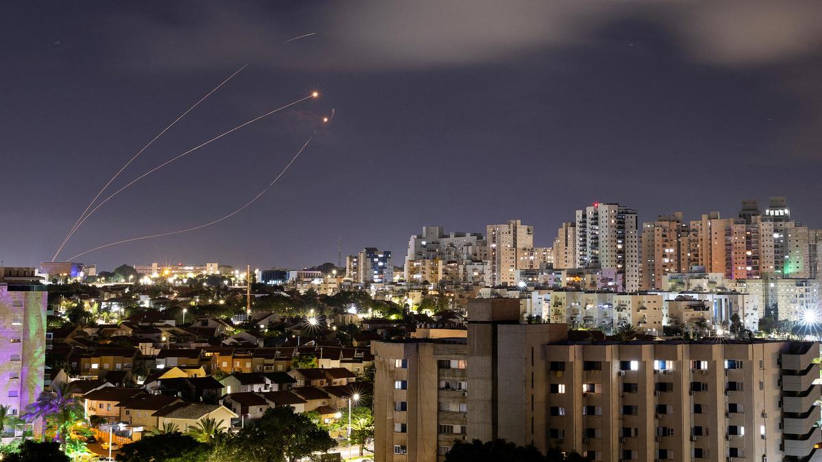 Im israelischen Fernsehen wird davor gewarnt, dass die Hamas auch wieder Tel Aviv mit Raketen ins Visier nehmen könnte. 