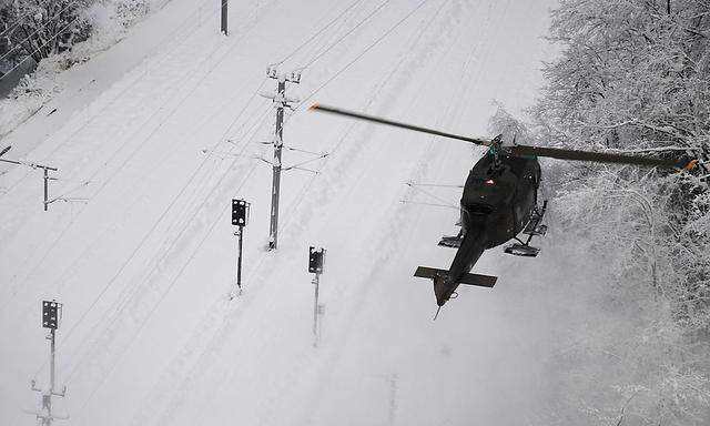 Archivbild: Ein Bundesheer-Hubschrauber im Februar 2014 im Schnee-Einsatz in Kärnten