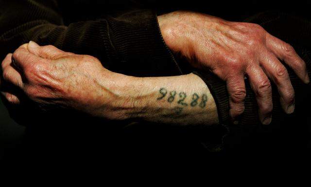 Im KZ wurden aus Menschen Nummern: Der Tätowierer von Auschwitz ritzte diese Nummer in die Unterarme jener Häftlinge ein, die die sogenannte Selektion überlebt hatten.