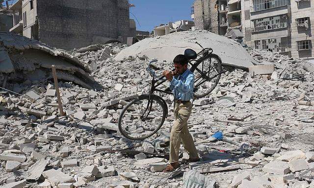 Ein Mann in der zerstörten Stadt Aleppo. 