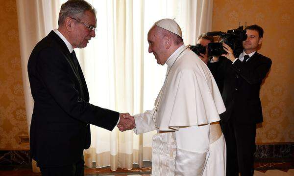 Diese zwei Herren finden sich weiter unten auf der Liste der ältesten Staatschefs. Papst Franziskus fehlt mit seinen fast 79 Jahren nicht viel auf die ältesten weltlichen Kollegen. Bundespräsident Alexander Van der Bellen hat mit seinen bald 74 Jahren noch ein Stück Altersabstand, aber gegen Ende seiner sechsjährigen Amtszeit gute Chancen in die Top 20 zu kommen.