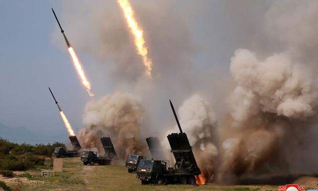Nordkorea provoziert wieder: Diese Bilder, die die Staatsagentur KCNA verbreitet hat, zeigen Kims jüngsten Raketentest. 