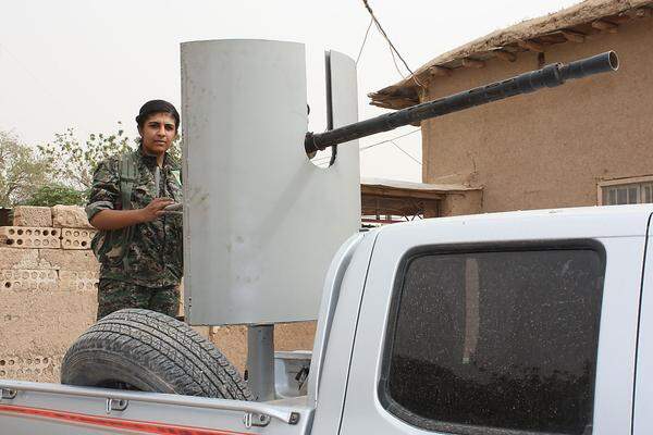 Die 20-jährige Kurdin Zilan Qamishlo kämpft als MG-Schützin seit acht Monaten gegen die Extremisten des sogenannten "Islamischen Staates" (IS). Zilan gehört zu den "Frauenverteidigungseinheiten" (YPJ) in den syrischen Kurdengebieten.