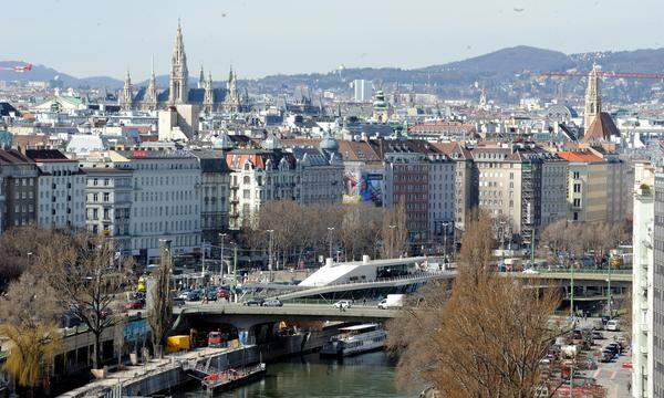 Wien: Blick auf Donaukanal, Schwedenplatz und Dachlandschaft der Inneren Stadt, 
