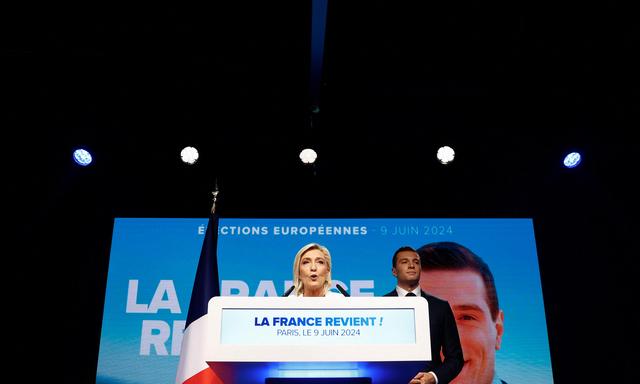 Marine Le Pen und Jordan Bardella feiern ihren Sieg gegen Emmanuel Macron: Sie streben nun bei Neuwahlen im Parlament den Sieg an.