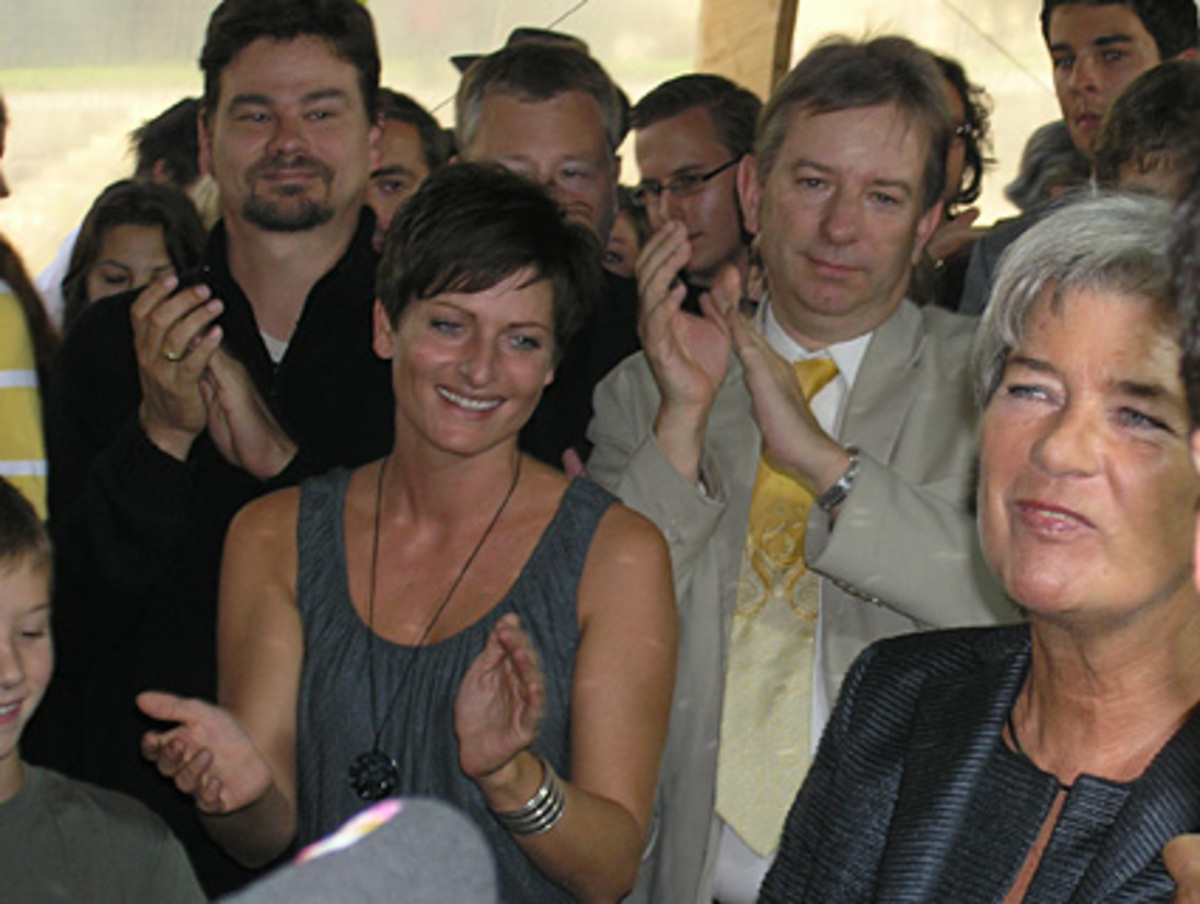 Frenetischer, langandauernder Applaus brandete auf, als sie in Begleitung von Strabag-Chef Hans Peter Haselsteiner erschien.