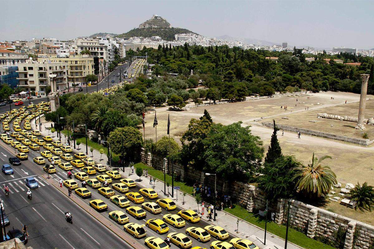 Hunderte aufgebrachte Taxifahrer haben in den vergangenen Tagen nicht nur die Straßen im Zentrum von Athen blockiert, sondern auch die Einfahrten des Hafens von Piräus.