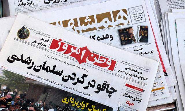 Dieses Bild zeigt die Titelseite der iranischen Zeitung Vatan-e Emrooz mit der Überschrift in Farsi: "Messer im Nacken von Salman Rushdie"