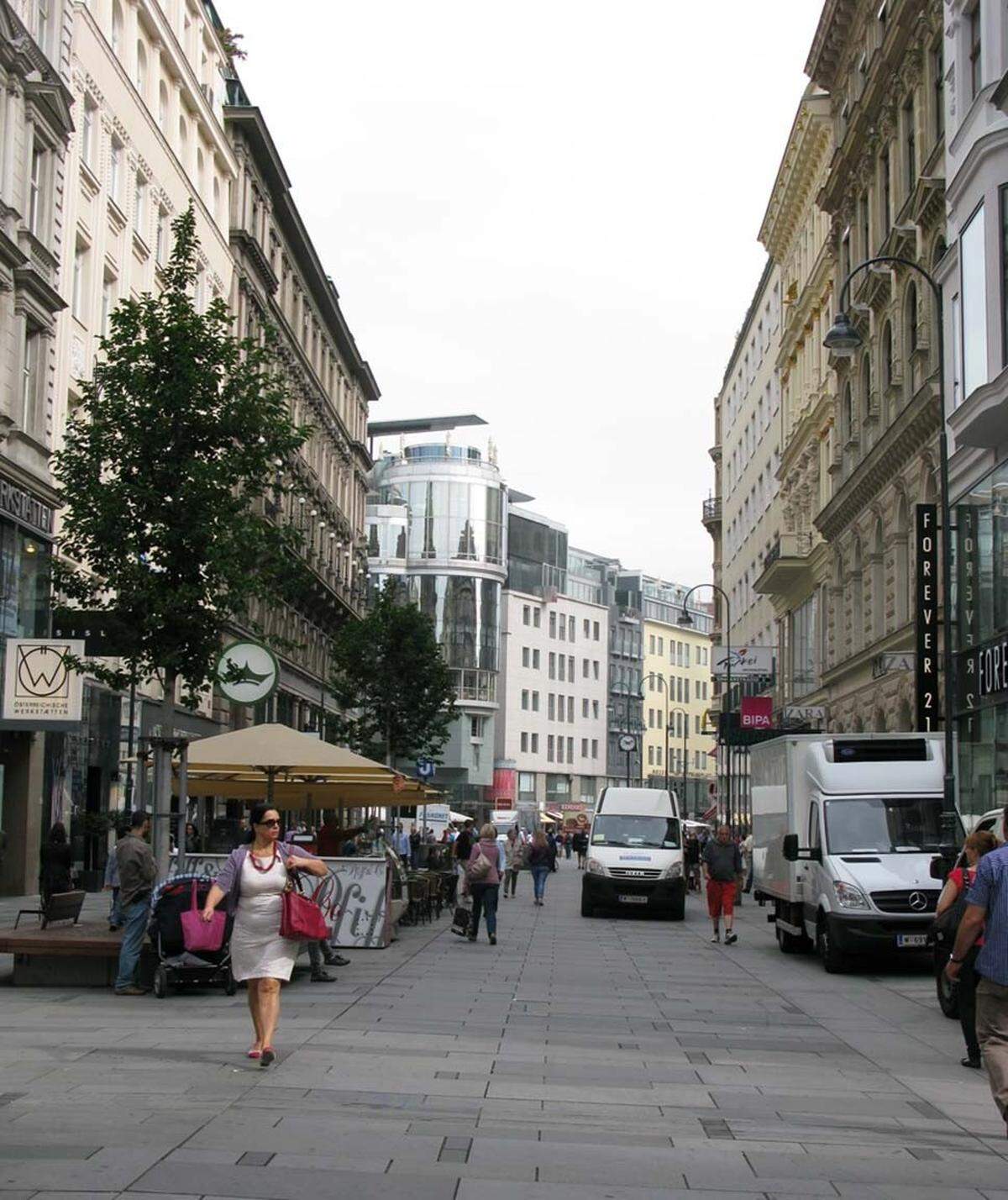 Auch nach der Umgestaltung im Jahr 2009 gilt die Kärntner Straße nach wie vor als bedeutendste Einkaufsmeile Wiens. Gemeinsam mit Kohlmarkt und Graben bildetet sie das sogenannte „Goldene U“ an traditionsreichen, innerstädtischen Einkaufsstraßen, in denen sich hauptsächlich Geschäfte teurer Preisklasse finden.