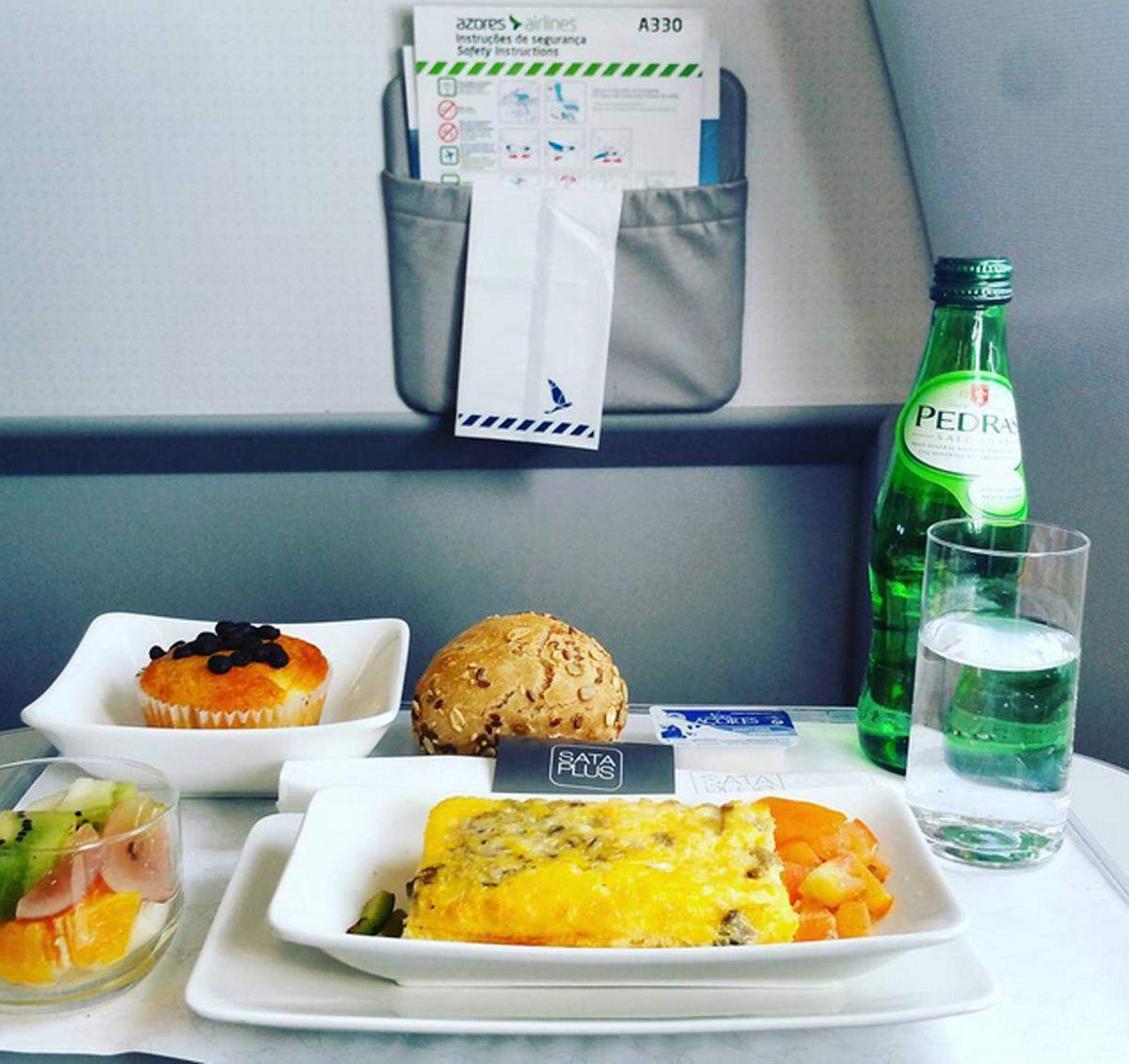 Das Frühstück in der Business Class der Azores Airlines kann sich sehen lassen: Omlette mit Käse und Pilzen, dazu frische Früchte und ein Schoko-Muffin.