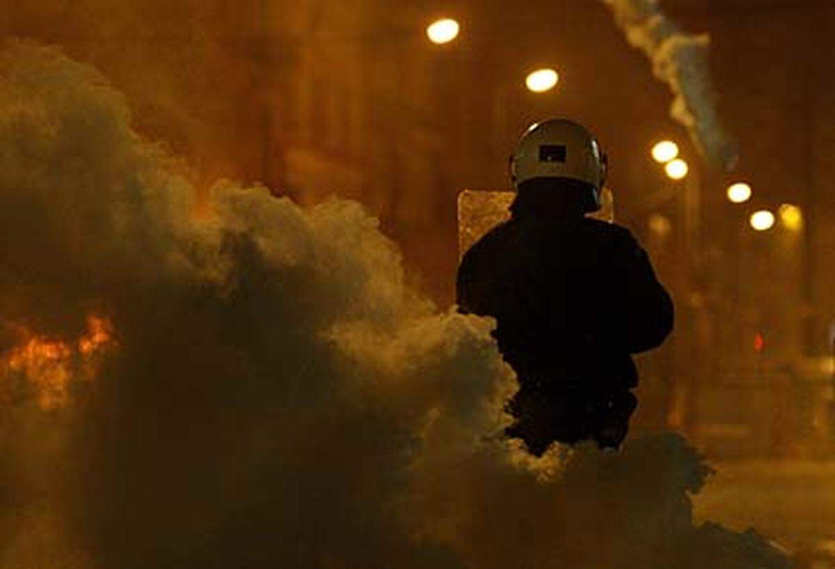 In der Nacht auf den 10. Dezember sind in zahlreichen Städten in Griechenland die gewaltsamen Zusammenstöße zwischen Polizei und Demonstranten weiter gegangen.