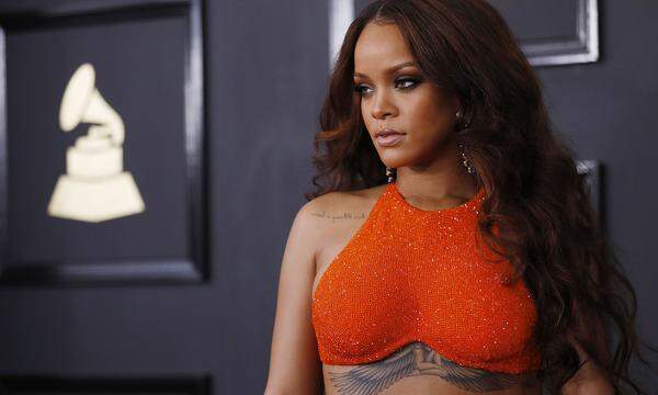 Am Ende noch ein Wort zu den Verlierern des Abends: Rihanna geht trotz acht Nominierungen leer aus und auch dem früheren Skandalstar Justin Bieber bleibt das Lob für seinen Imagewandel ("Sorry") versagt. Für den 22-Jährigen ist in der Dramaturgie dieses Abends schlicht kein Platz - stattdessen feiert die Musikbranche zwei unterschiedliche Frauen.