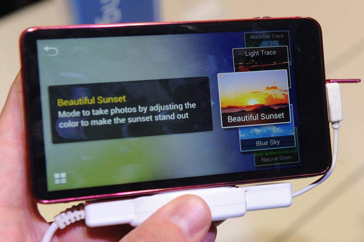 Für Amateure bietet die Galaxy Camera zahlreiche Voreinstellungen. Nichts ungewöhnliches, das haben andere Hersteller auch schon im Angebot. Samsung behauptet aber vollmundig, die Qualität würde damit an Profiaufnahmen heranreichen. Diese gewagte Aussage werden detaillierte Tests noch auf die Probe stellen müssen.