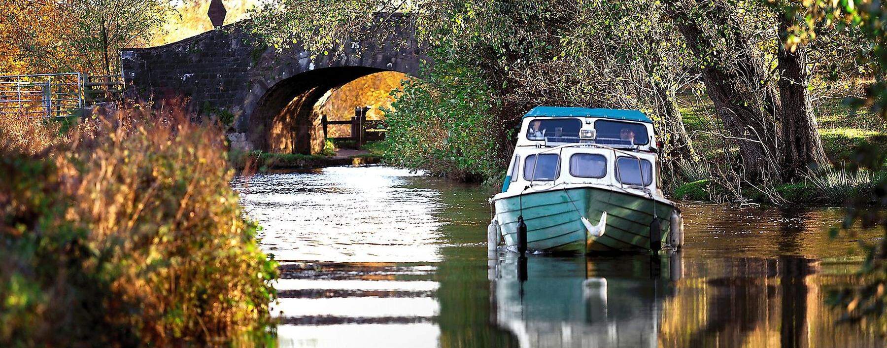 Industrielle Strecke, touristisch genutzt: Mit dem Narrowboat auf dem Monmouthshire-&-Brecon-Kanal.