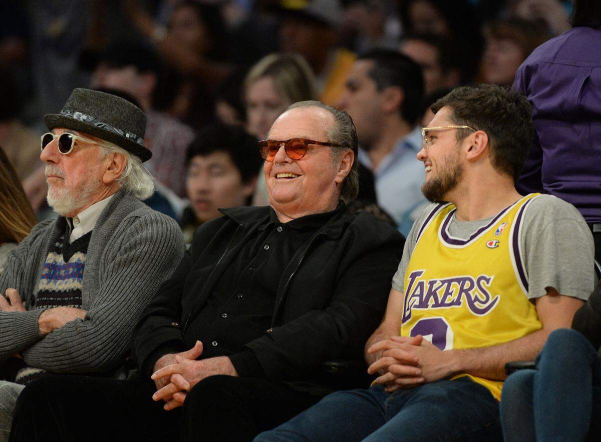 Schauspieler Jack Nicholson bei einem Spiel zwischen den Los Angeles Lakers und den Los Angeles Clippers im Staples Center. Als Begleitung hat er seinen Sohn Ray mit.