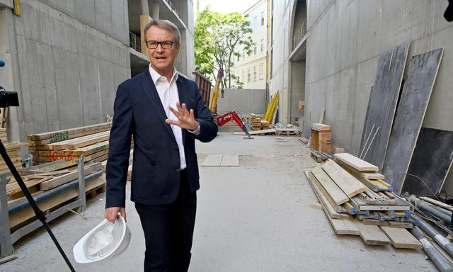 Fast genau vor einem Jahr führte Christoph Stadlhuber über die Signa-Baustelle des Kaufhaus Lamarr in Wien. Nun orientiert sich der ehemalige Chef des Immobilienkonzerns neu. 