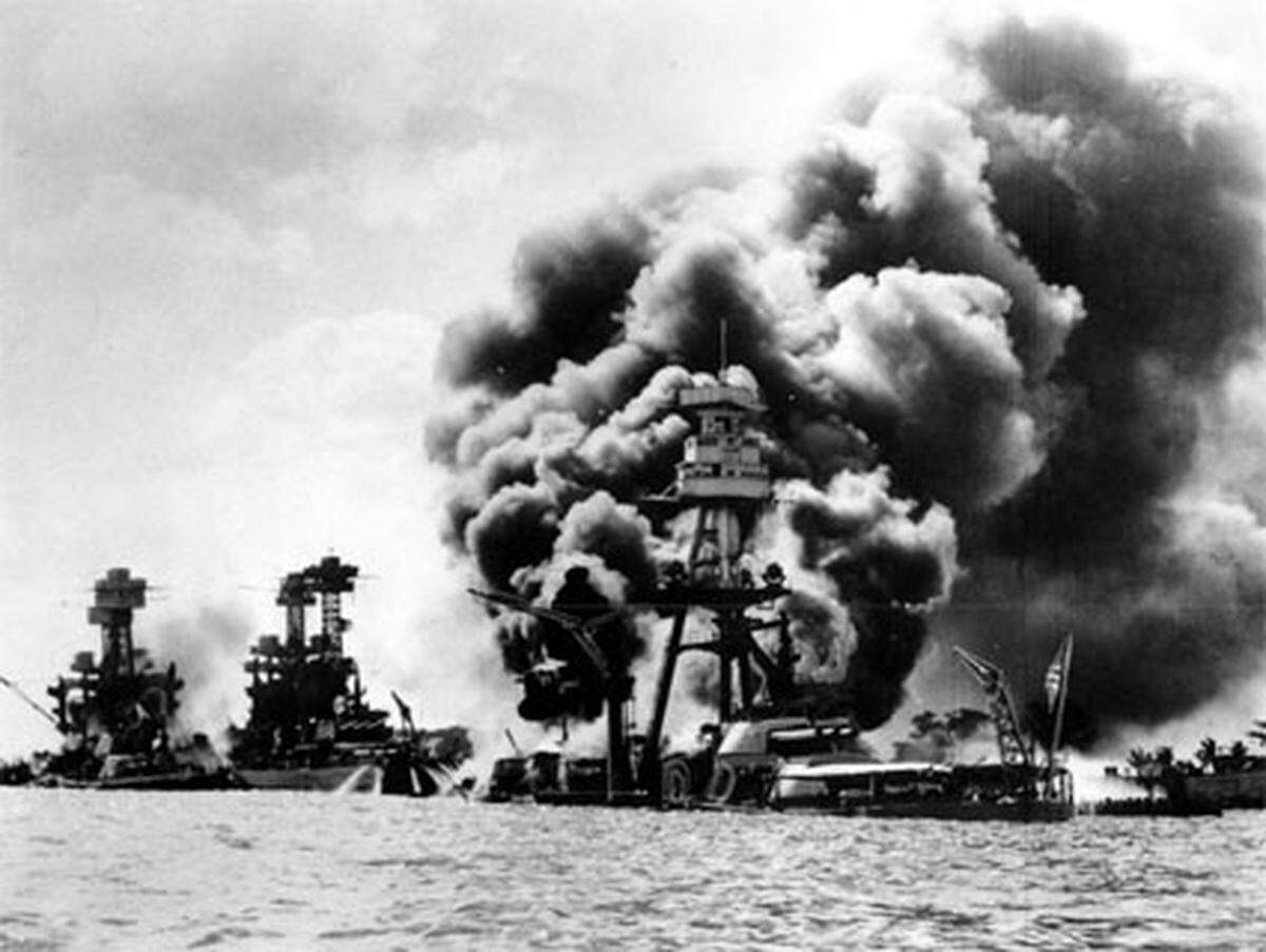 Am 7. Dezember 1941 griff Japan die amerikanische Pazifikflotte in Pearl Harbor an. Bis Mitte 1942 brachten die Japaner große Teile von Südostasien und des Pazifiks unter ihre Kontrolle. Die Schlacht im Korallenmeer (Mai 1942) und jene bei Midway (Juni 1942) brachte die Wende. Japans Flotte war - unter anderem durch den Verlust mehrerer Flugzeugträger - stark geschwächt; die USA begannen in der Folge, die Japaner zurückzudrängen.