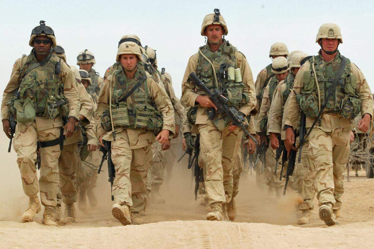 Die USA und der Irak einigen sich auf einen Abzug der US-Truppen bis Ende 2011 - auf dem Höhepunkt des Konflikts waren bis zu 171.000 Mann im Einsatz. Die Briten haben ihren Kampfeinsatz bereits im Mai offiziell beendet.Unterdessen haben die Iraker in elf von 18 Provinzen die Verantwortung für die Sicherheit. Fünf Monate später übernehmen sie von den Amerikanern die Kontrolle über die abgeriegelte Grüne Zone in Bagdad.