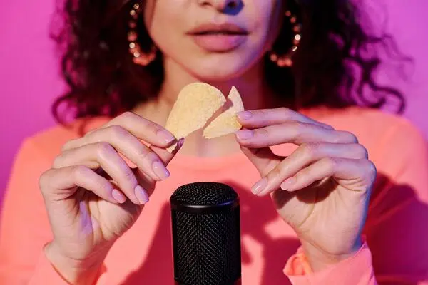 ASMR: Fühlst du schon, wie es im Kopf kribbelt? – DiePresse.com