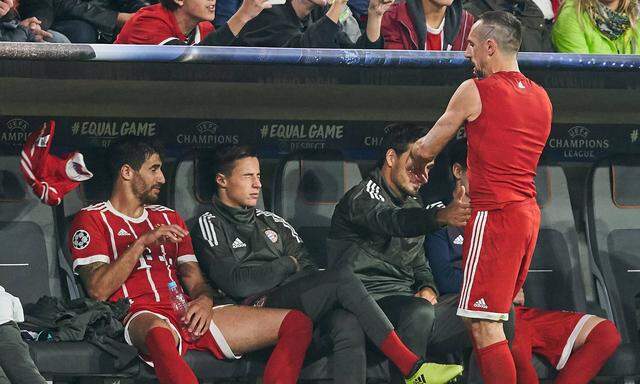 Franck Ribéry war sauer und warf nach seiner Auswechslung das Bayern-Trikot weg.